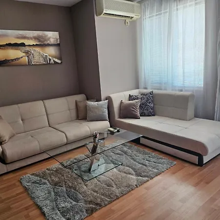 Family In Sunny Apartment Slantschew brjag